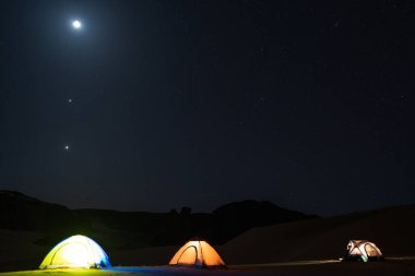 Çölde, Djanet 'in yıldızlı gökyüzünün altında kamp yapmak. Cezayir.