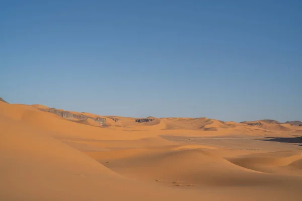 位于阿尔及利亚Djanet市Tadrart Rouge Tassili Najer撒哈拉沙漠的风景 五彩斑斓的橙色沙子 — 图库照片