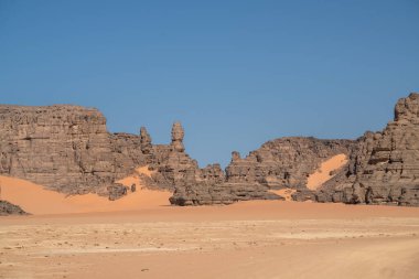 Djanet City, Cezayir 'deki Tadrart Çölü manzaralı ruj tassili najer. Renkli turuncu kum, kayalık dağlar.