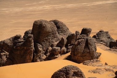 Djanet City, Cezayir 'deki Tadrart Çölü manzaralı ruj tassili najer. Renkli turuncu kum, kayalık dağlar.