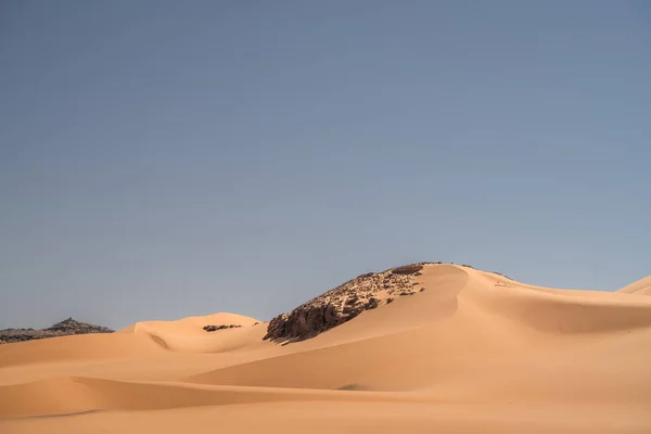 사하라 사막에서 바라본 알제리 오렌지색 바위투성이 — 스톡 사진