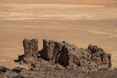 Djanet City, Cezayir 'deki Tadrart Çölü manzaralı ruj tassili najer. Renkli turuncu kum, kayalık dağlar.