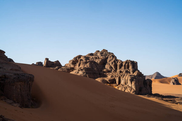 вид на пустыню Сахара Tadrart rouge tassili najer в городе Джанет, Алжир .colorful апельсиновый песок, скалистые горы