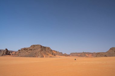 Djanet City, Cezayir 'deki Tadrart Çölü manzaralı ruj tassili najer. Renkli turuncu kum, kayalık dağlar.