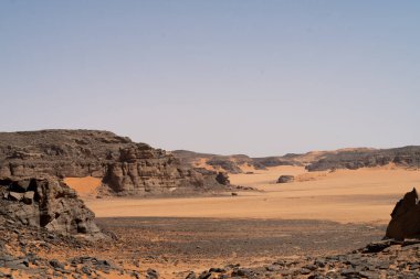 Djanet City, Cezayir 'deki Tadrart Çölü manzaralı ruj tassili najer. Renkli turuncu kum, kayalık dağlar.
