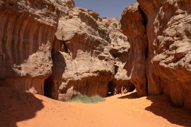 Djanet City, Cezayir 'deki Tadrart Çölü manzaralı ruj tassili najer. Renkli turuncu kum, kayalık dağlar.
