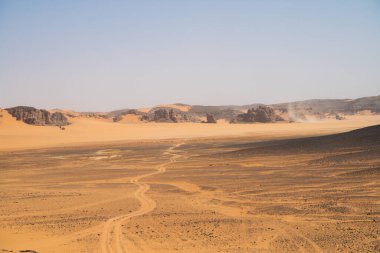 Djanet City, Cezayir 'deki Tadrart Çölü manzaralı ruj tassili najer. Renkli turuncu kum, kayalık dağlar.
