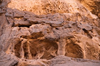 Djanet City, Cezayir 'deki Tadrart Çölü manzaralı ruj tassili najer. Renkli turuncu kum, kayalık dağlar.