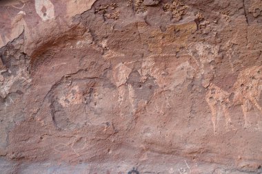 Djanet City, Cezayir 'deki Tadrart Çölü manzaralı ruj tassili najer. Renkli turuncu kum, kayalık dağlar.