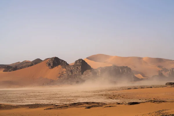 사하라 사막에서 바라본 알제리 오렌지색 바위투성이 로열티 프리 스톡 사진