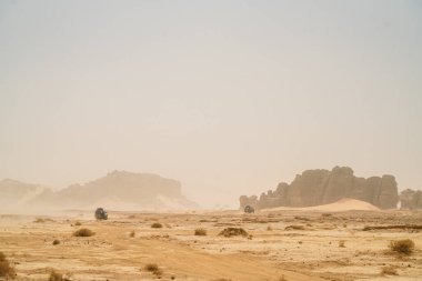 Djanet City, Cezayir 'deki Tadrart Çölü' nde. Renkli turuncu kum, kayalık dağlar.