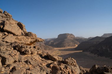 Djanet City, Cezayir 'deki Tadrart Çölü manzaralı ruj tassili najer. Renkli turuncu kum, kayalık dağlar.