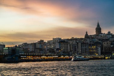 Boğazın kıyıları, Karadeniz 'den Marmara Denizi' ne, İstanbul 'un Avrupa ve Asya kesiminin coğrafi olarak ayrılması - Türkiye