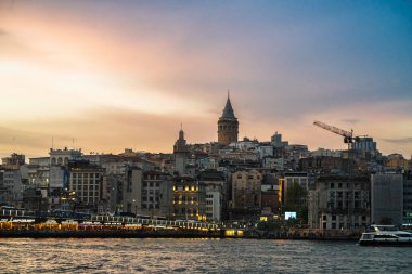 Boğazın kıyıları, Karadeniz 'den Marmara Denizi' ne, İstanbul 'un Avrupa ve Asya kesiminin coğrafi olarak ayrılması - Türkiye