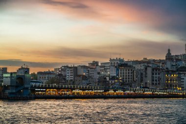 Boğazın kıyıları, Karadeniz 'den Marmara Denizi' ne, İstanbul 'un Avrupa ve Asya kesiminin coğrafi olarak ayrılması - Türkiye