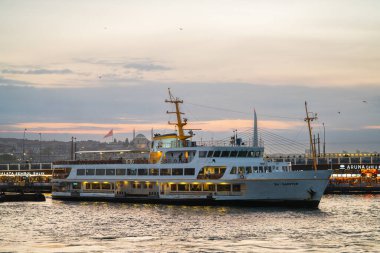 Boğazın kıyıları, Karadeniz 'den Marmara Denizi' ne, İstanbul 'un Avrupa ve Asya kesiminin coğrafi olarak ayrılması - Türkiye