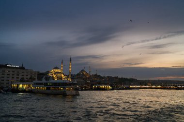 Boğazın kıyıları, Karadeniz 'den Marmara Denizi' ne, İstanbul 'un Avrupa ve Asya kesiminin coğrafi olarak ayrılması - Türkiye