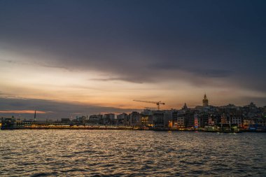 Boğazın kıyıları, Karadeniz 'den Marmara Denizi' ne, İstanbul 'un Avrupa ve Asya kesiminin coğrafi olarak ayrılması - Türkiye