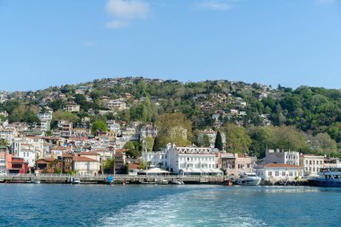 Boğazın kıyıları, Karadeniz 'den Marmara Denizi' ne, İstanbul 'un Avrupa ve Asya kesiminin coğrafi olarak ayrılması - Türkiye