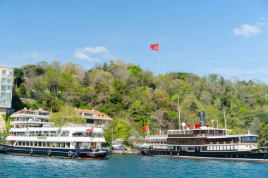 Boğazın kıyıları, Karadeniz 'den Marmara Denizi' ne, İstanbul 'un Avrupa ve Asya kesiminin coğrafi olarak ayrılması - Türkiye