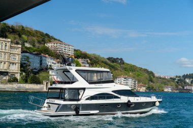 Boğazın kıyıları, Karadeniz 'den Marmara Denizi' ne, İstanbul 'un Avrupa ve Asya kesiminin coğrafi olarak ayrılması - Türkiye