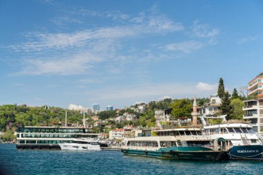 Boğazın kıyıları, Karadeniz 'den Marmara Denizi' ne, İstanbul 'un Avrupa ve Asya kesiminin coğrafi olarak ayrılması - Türkiye
