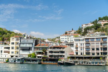 Boğazın kıyıları, Karadeniz 'den Marmara Denizi' ne, İstanbul 'un Avrupa ve Asya kesiminin coğrafi olarak ayrılması - Türkiye