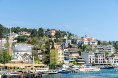 Boğazın kıyıları, Karadeniz 'den Marmara Denizi' ne, İstanbul 'un Avrupa ve Asya kesiminin coğrafi olarak ayrılması - Türkiye