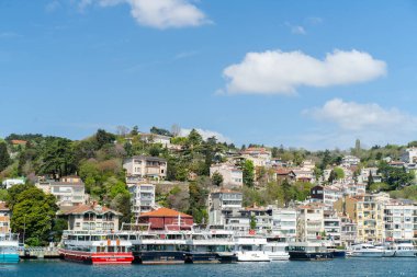 Boğazın kıyıları, Karadeniz 'den Marmara Denizi' ne, İstanbul 'un Avrupa ve Asya kesiminin coğrafi olarak ayrılması - Türkiye