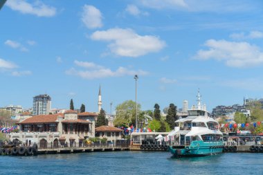 Boğazın kıyıları, Karadeniz 'den Marmara Denizi' ne, İstanbul 'un Avrupa ve Asya kesiminin coğrafi olarak ayrılması - Türkiye