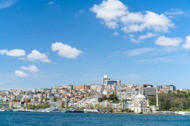 Boğazın kıyıları, Karadeniz 'den Marmara Denizi' ne, İstanbul 'un Avrupa ve Asya kesiminin coğrafi olarak ayrılması - Türkiye