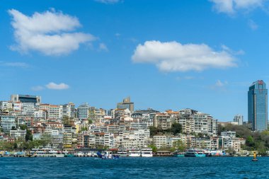Boğazın kıyıları, Karadeniz 'den Marmara Denizi' ne, İstanbul 'un Avrupa ve Asya kesiminin coğrafi olarak ayrılması - Türkiye