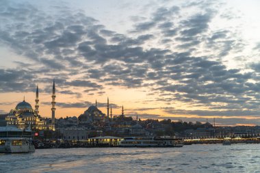 Boğazın kıyıları, Karadeniz 'den Marmara Denizi' ne, İstanbul 'un Avrupa ve Asya kesiminin coğrafi olarak ayrılması - Türkiye