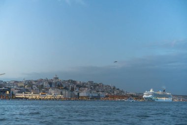 Boğazın kıyıları, Karadeniz 'den Marmara Denizi' ne, İstanbul 'un Avrupa ve Asya kesiminin coğrafi olarak ayrılması - Türkiye
