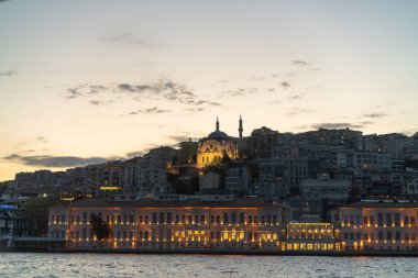 Boğazın kıyıları, Karadeniz 'den Marmara Denizi' ne, İstanbul 'un Avrupa ve Asya kesiminin coğrafi olarak ayrılması - Türkiye