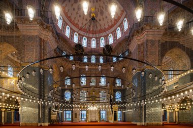 Yeni Cami olarak bilinen Yeni Cami, İstanbul, Türkiye 'de bulunan ikonik bir cami