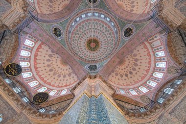 Yeni Cami olarak bilinen Yeni Cami, İstanbul, Türkiye 'de bulunan ikonik bir cami