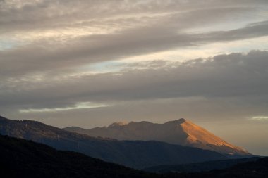 Öğleden sonra gökyüzü ile dağların manzarası