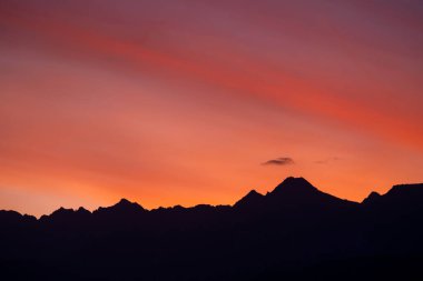 Öğleden sonra gökyüzü ile dağların manzarası