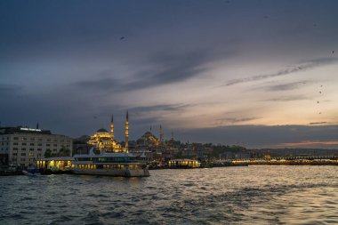 Boğazın kıyıları, Karadeniz 'den Marmara Denizi' ne, İstanbul 'un Avrupa ve Asya kesiminin coğrafi olarak ayrılması - Türkiye