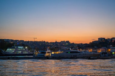 Boğazın kıyıları, Karadeniz 'den Marmara Denizi' ne, İstanbul 'un Avrupa ve Asya kesiminin coğrafi olarak ayrılması - Türkiye