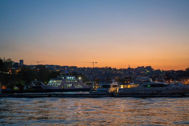 Boğazın kıyıları, Karadeniz 'den Marmara Denizi' ne, İstanbul 'un Avrupa ve Asya kesiminin coğrafi olarak ayrılması - Türkiye
