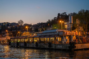 Boğazın kıyıları, Karadeniz 'den Marmara Denizi' ne, İstanbul 'un Avrupa ve Asya kesiminin coğrafi olarak ayrılması - Türkiye