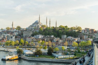 Boğazın kıyıları, Karadeniz 'den Marmara Denizi' ne, İstanbul 'un Avrupa ve Asya kesiminin coğrafi olarak ayrılması - Türkiye