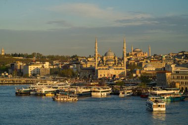 Boğazın kıyıları, Karadeniz 'den Marmara Denizi' ne, İstanbul 'un Avrupa ve Asya kesiminin coğrafi olarak ayrılması - Türkiye