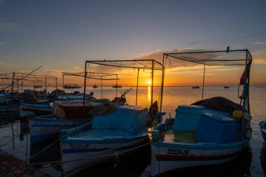Kerkennah üzerinde gün batımı - Akdeniz 'de Tunus takımadası