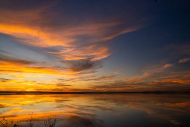 Günün sonunda gölde, gün batımında ve bulutlarda aydınlıkta Tunus 'ta...