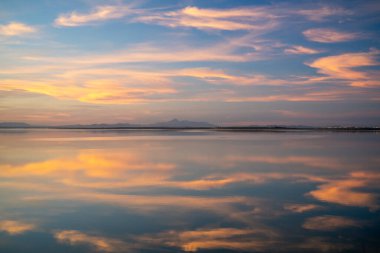Günün sonunda gölde, gün batımında ve bulutlarda aydınlıkta Tunus 'ta...