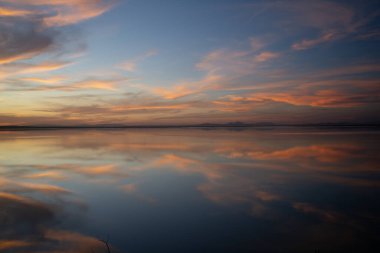 Günün sonunda gölde, gün batımında ve bulutlarda aydınlıkta Tunus 'ta...
