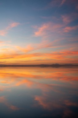 Günün sonunda gölde, gün batımında ve bulutlarda aydınlıkta Tunus 'ta...